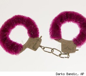 fuzzy-handcuffs-293jt031412